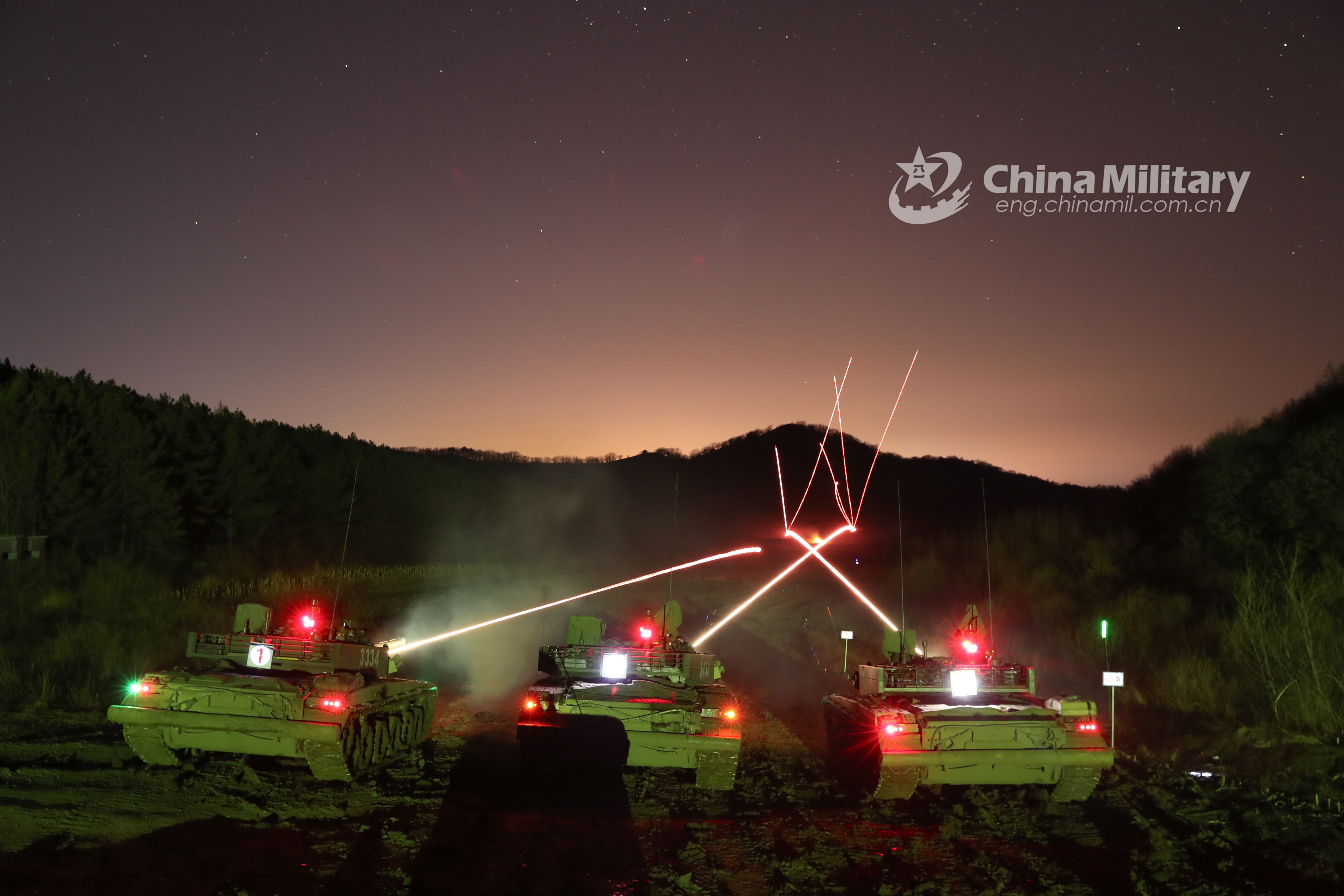 Tanks spit fires at night - China Military