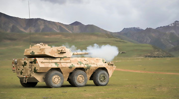 Vehicle-mounted howitzers conduct live-fire training in plateau area