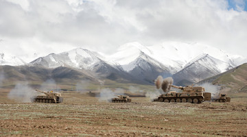 Artillery troops conduct combined exercise in hinterland of Kunlun mountains