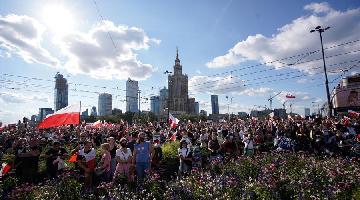 People gather to commemorate Warsaw Uprising in Poland