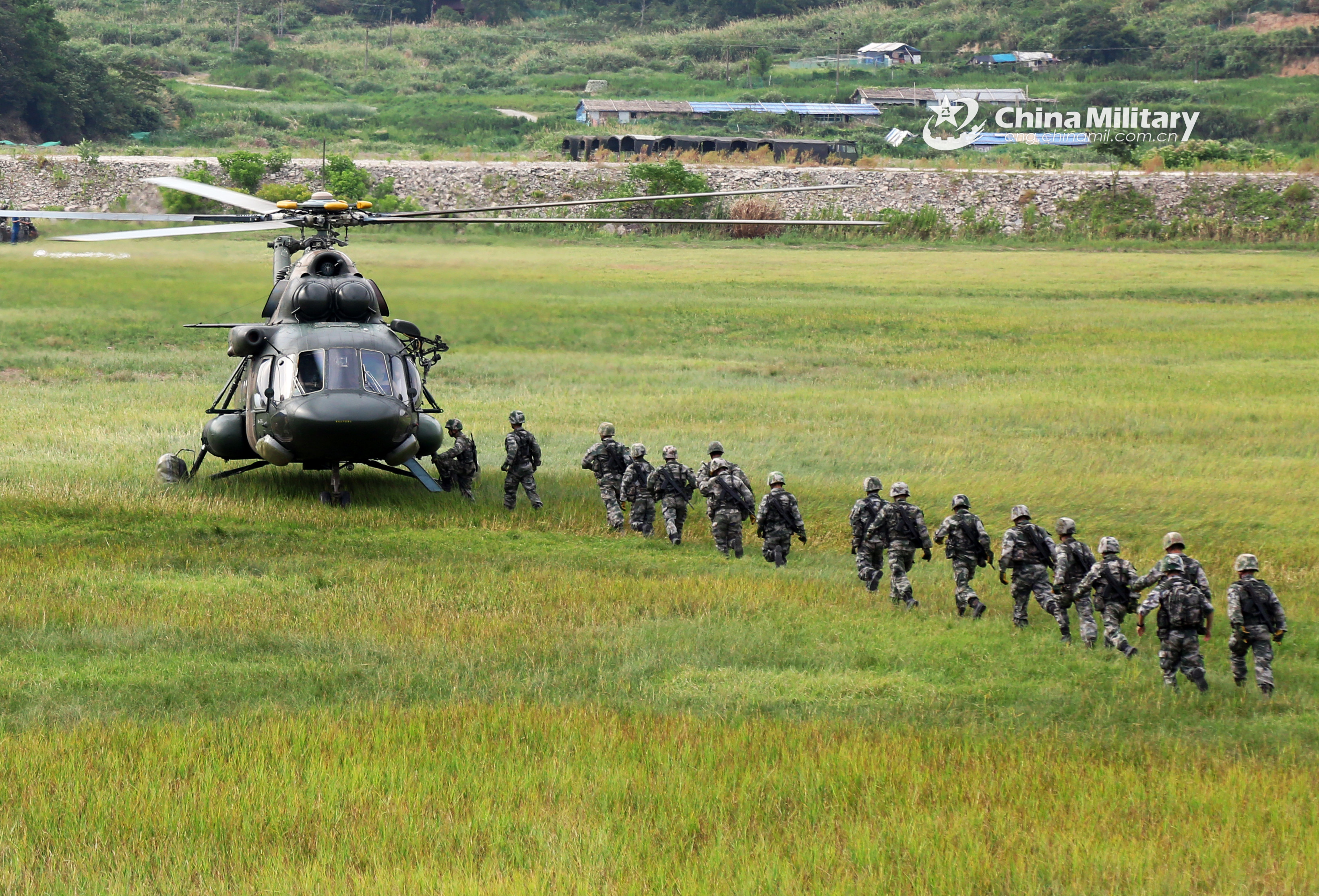 Helicopters Fly Over The Ocean In Penetrating Drills - China Military