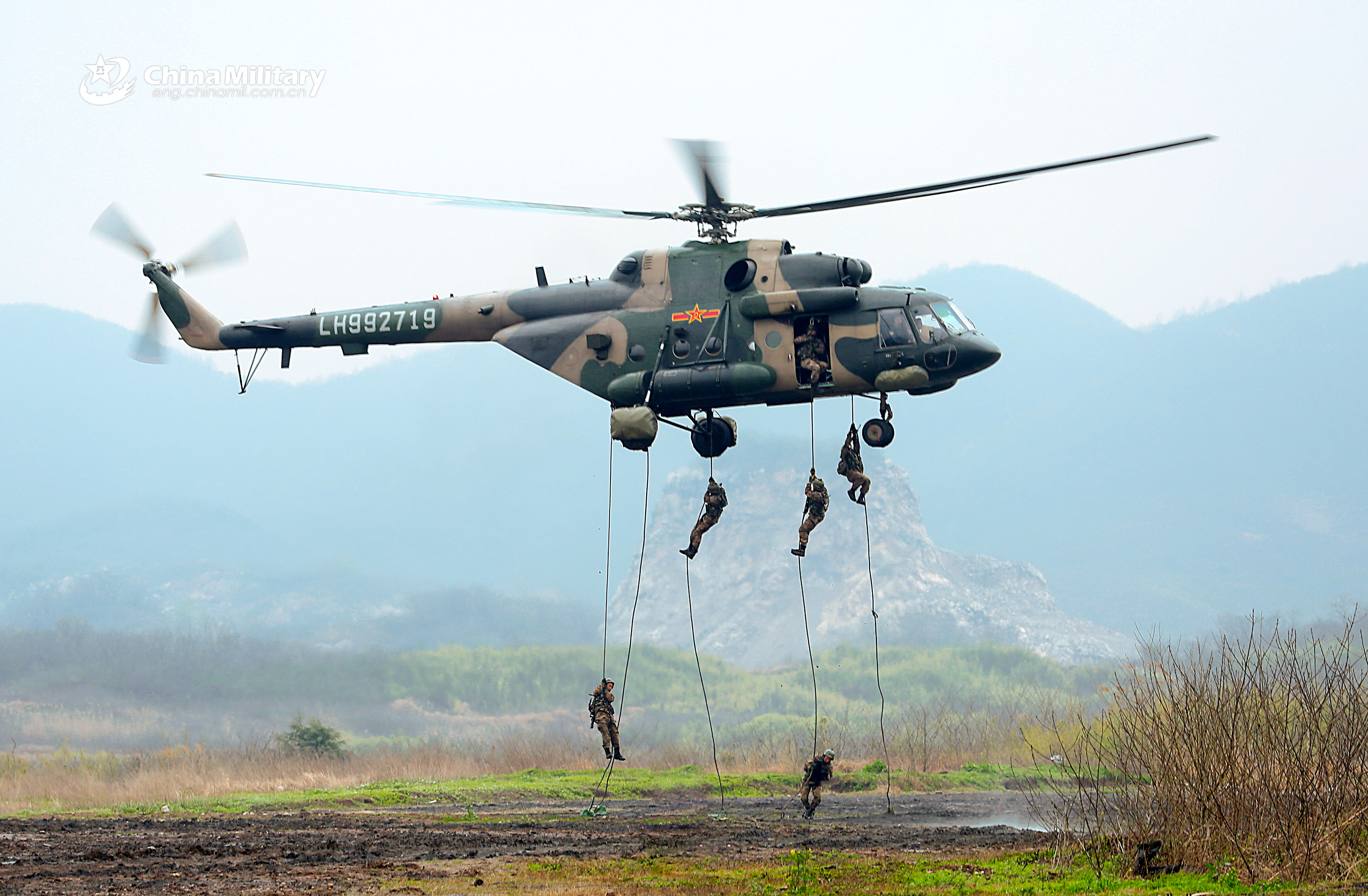 Soldiers fast rope from transport helicopter - China Military