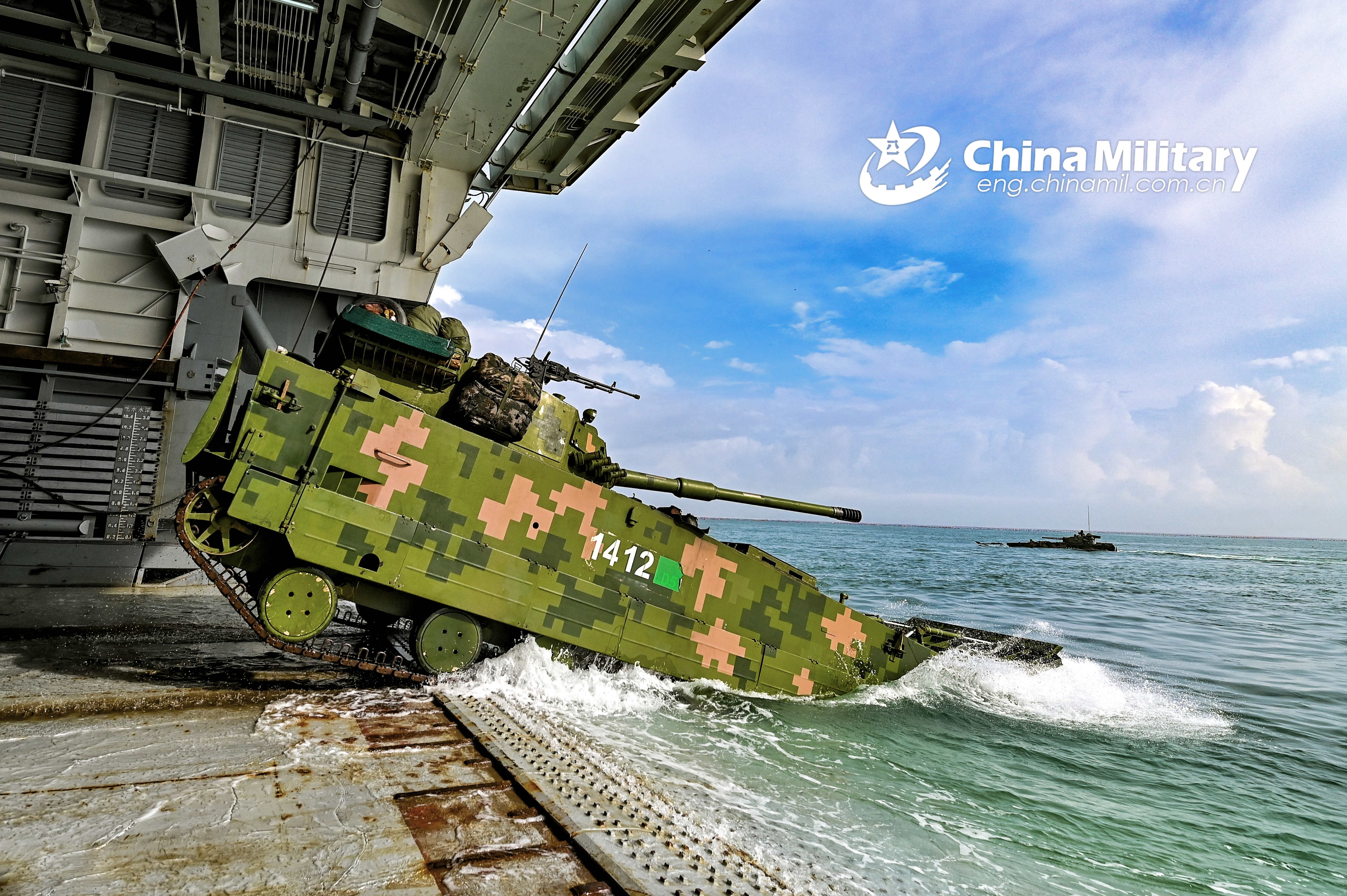 Amphibious IFVs practice maritime driving skills - China Military