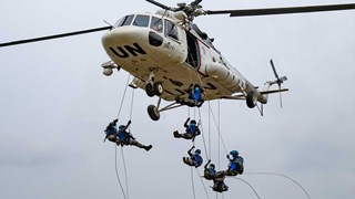 8 Chinese soldiers fast-rope from a helicopter simultaneously