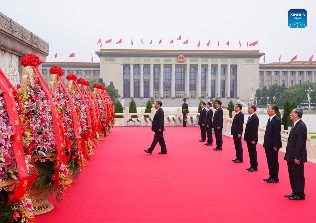 Xi Pays Tribute To National Heroes In Tian'anmen Square - China Military