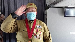 Flight crew pays tribute to 94-year-old Chinese veteran