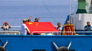 Chinese naval frigate escorts Chinese fishing vessels in Gulf of Aden