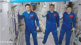 Astronauts of Shenzhou XIII mission get medals of honor