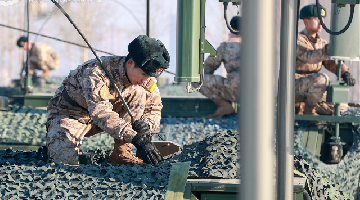 Soldiers establish communication network