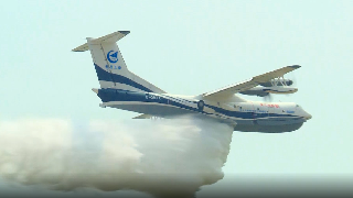 China's amphibious aircraft AG600 drops 9 tonnes of water during flight at Airshow China