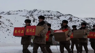 Spring Festival supplies delivered to border defense outpost in Xinjiang