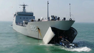 Naval Marine Corps and vessel forces carry out ship boarding and disembarking training