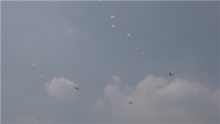 PLA airborne troops organize airdrop training