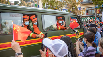 Residents in Chongqing see off firefighters from Yunnan