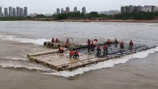 Pontoon troops deploy floating pontoon bridge in Yellow River